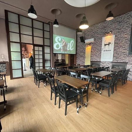 Hotel Continental City Center Яш Екстериор снимка