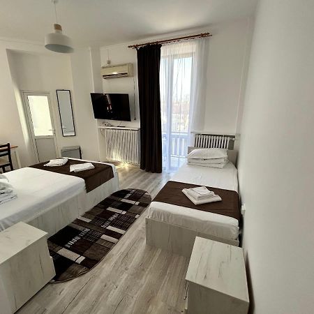 Hotel Continental City Center Яш Екстериор снимка