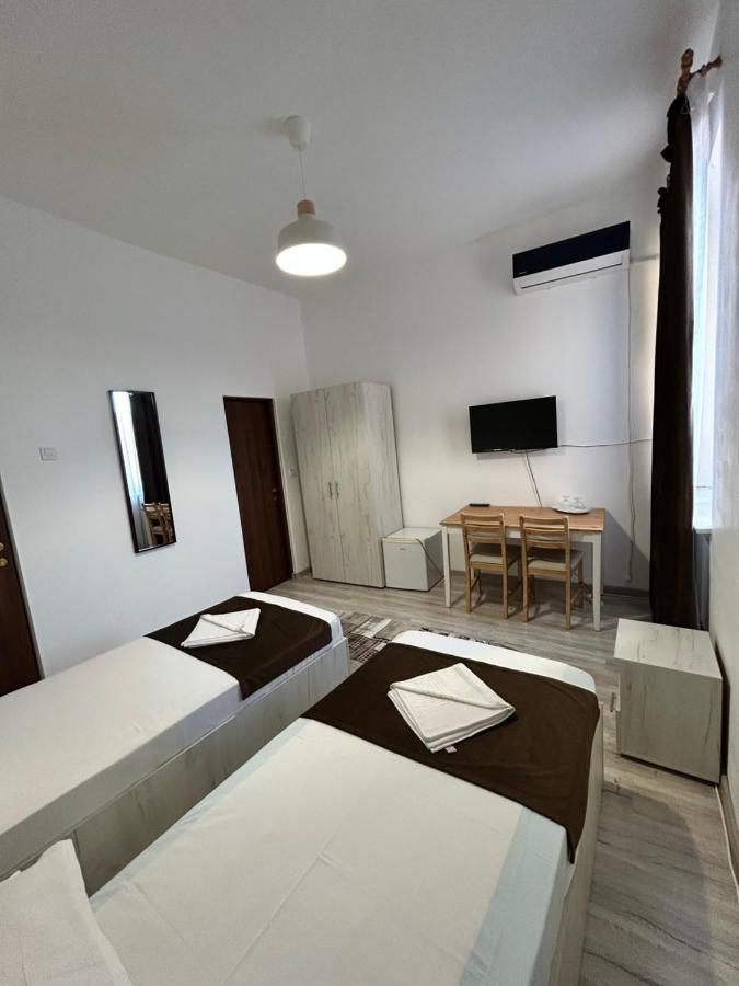 Hotel Continental City Center Яш Екстериор снимка