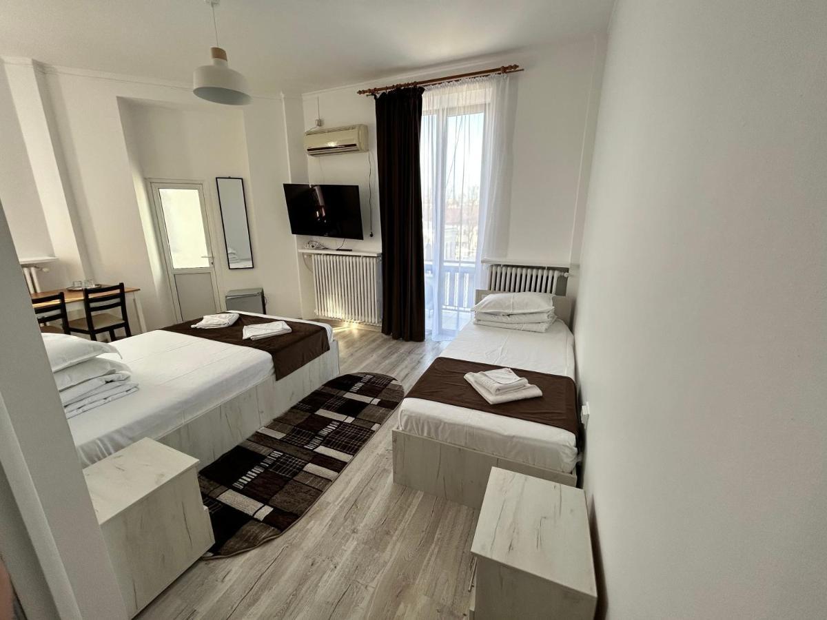 Hotel Continental City Center Яш Екстериор снимка
