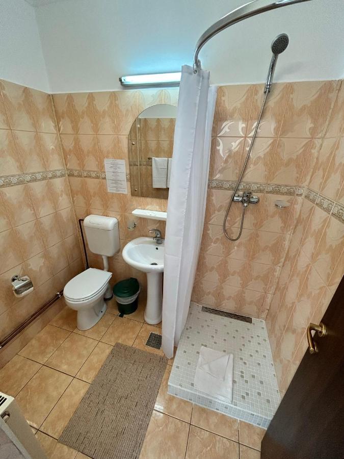 Hotel Continental City Center Яш Екстериор снимка