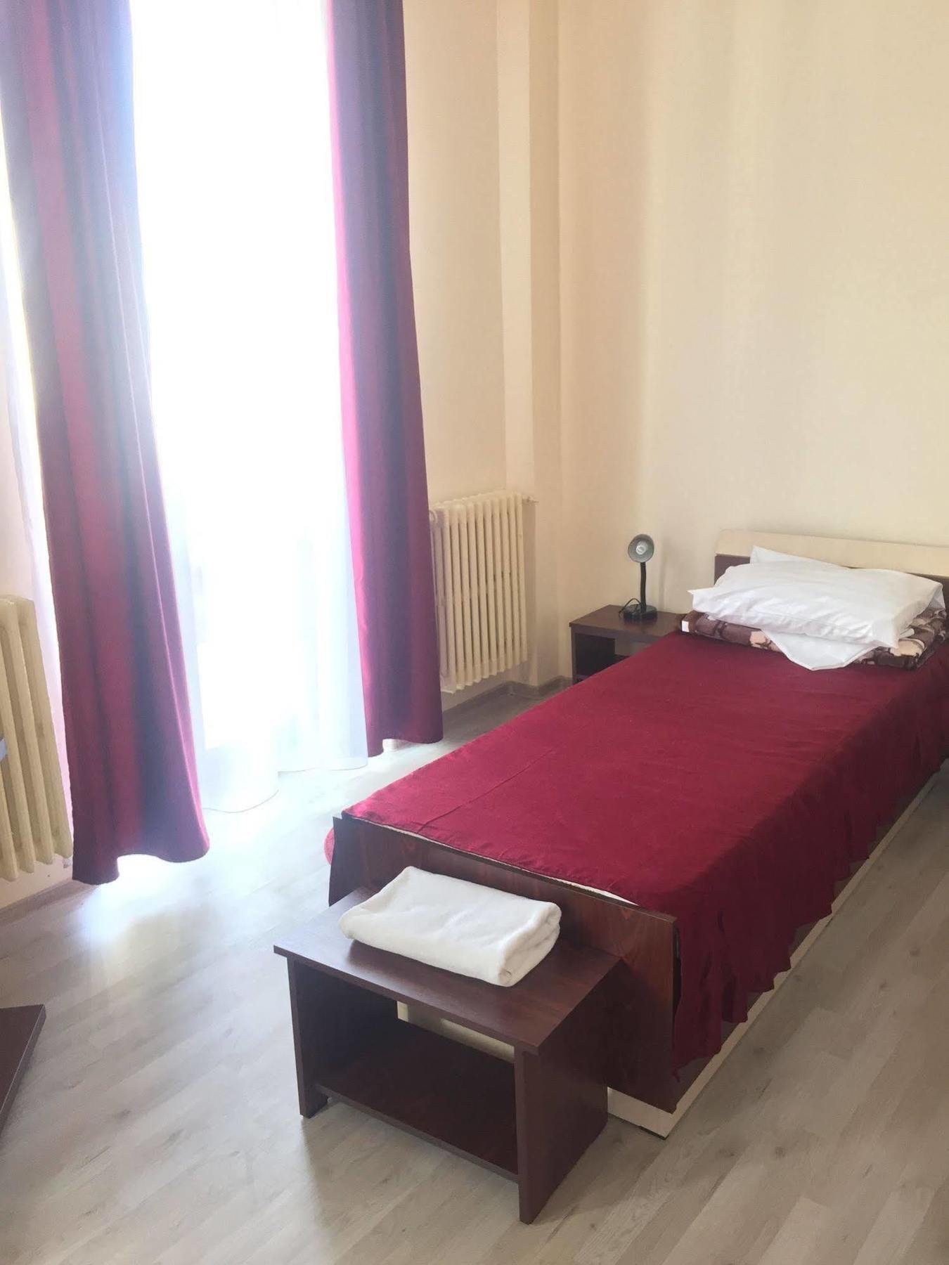 Hotel Continental City Center Яш Екстериор снимка