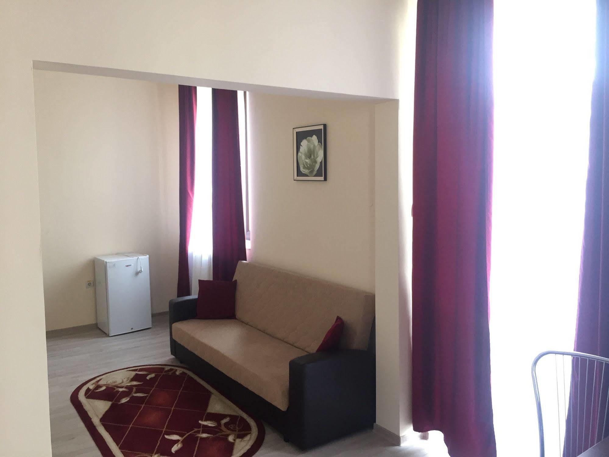Hotel Continental City Center Яш Екстериор снимка